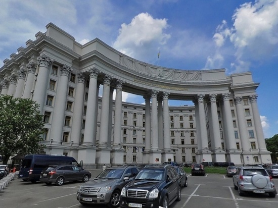 Украина потребовала от России сотни миллионов долларов за базирование ЧФ