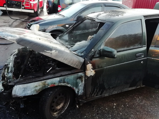 Один автомобиль сгорел, еще один пострадал при пожаре в Чебоксарах