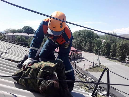 В Кызыле на козырьке  пятиэтажного дома спал пьяный мужчина