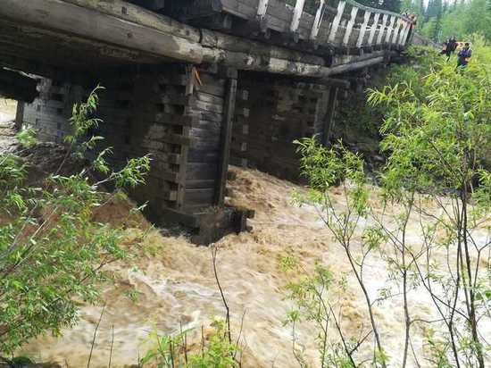 Разрушенный мост из шпал через реку Сейба восстановят до конца недели