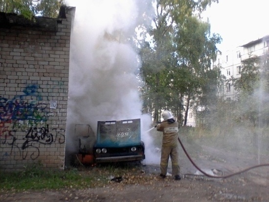 В Шахтах сгорел припаркованный ВАЗ