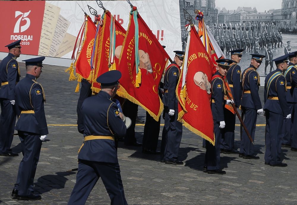 Путина и Лукашенко с сыном разместили в окружении ветеранов