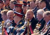 Президент России Владимир Путин, а также президент Белоруссии Александр Лукашенко с сыном Николаем оказались рядом на трибуне на Красной площади в окружении ветеранов на параде Победы