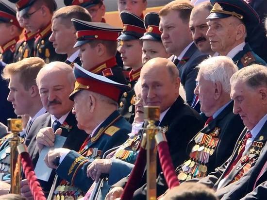 Путина и Лукашенко с сыном разместили в окружении ветеранов