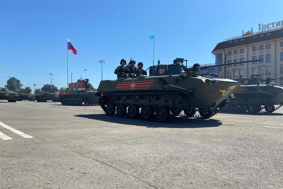 Легендарная военная техника парадной колонной прошла по улицам Тулы - МК  Тула