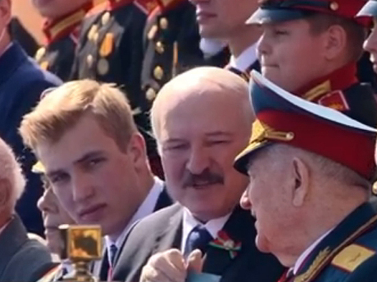 Белорусский лидер не смог сдержать слез во время разговора с ветераном