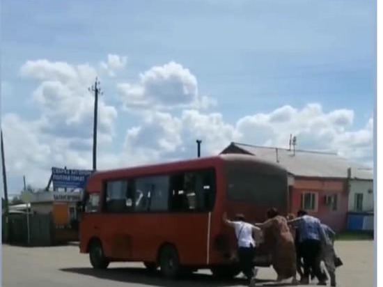Любишь кататься: в Улан-Удэ пассажиры толкали автобус, на котором ехали