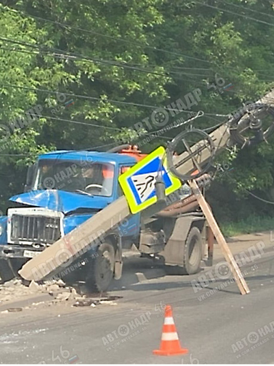 В Курске грузовик срубил бетонный столб
