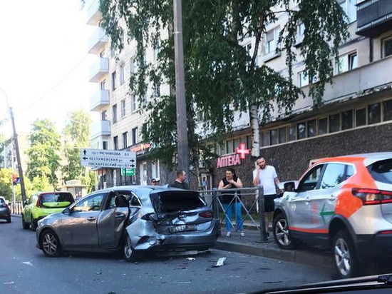 Петербуржец пострадал в аварии с каршерингом на Замшиной