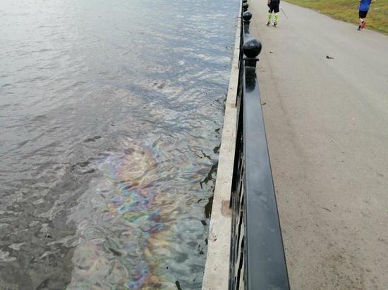 В Волге в районе саратовской набережной обнаружили нефтяное пятно В Волге в районе саратовской набережной обнаружили нефтяное пятно