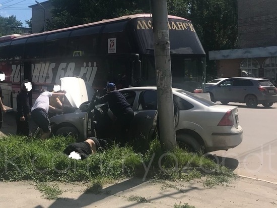 В Рязани иномарка столкнулась с автобусом