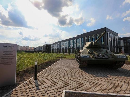 Парадный танк Т-34 занял место возле Кемеровского президентского кадетского училища