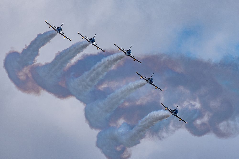 Высший пилотаж: в небе над Ямалом самолеты устроили победное авиашоу