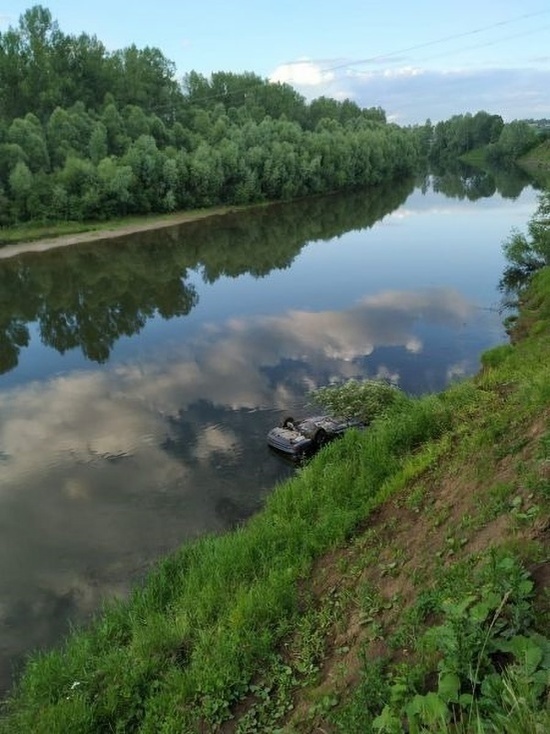 В Уфе автомобиль с людьми упал с обрыва в реку