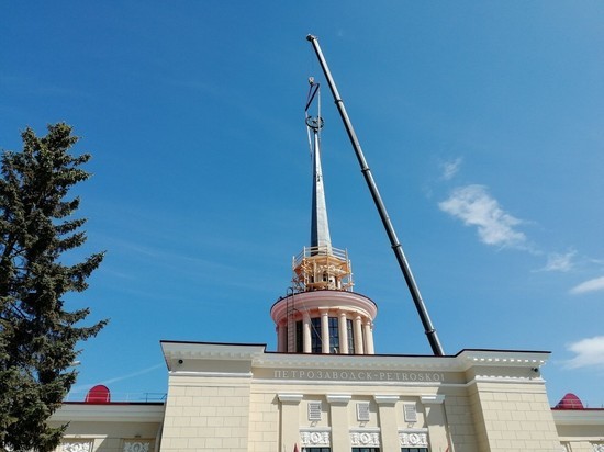 У железнодорожного вокзала в Петрозаводске демонтируют шпиль