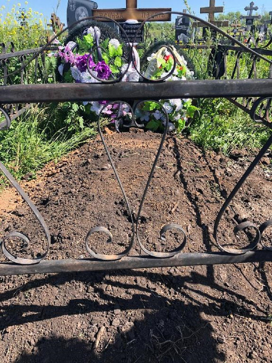 В Челнах прокуратура предотвратила езду по могиле на кладбище