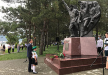 Памятник морякам-куниковцам установили в Геленджике в сквере 75-летия Победы