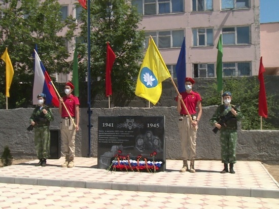 В калмыцкой столице в школьном дворе открыли сквер памяти танкистов