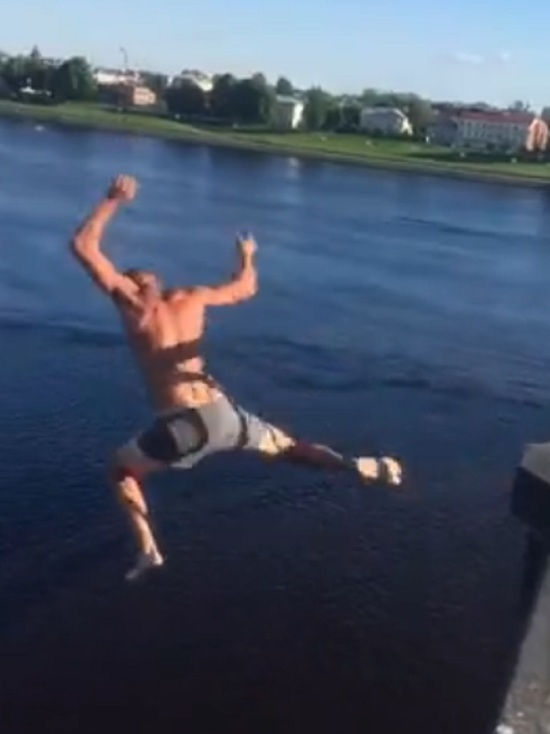 В Рыбинске пьяный мужчина спрыгнул с моста в Волгу