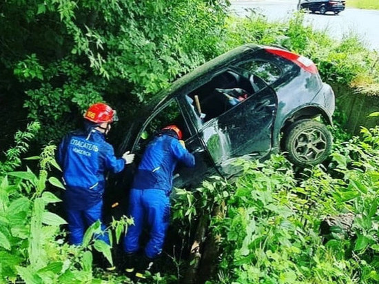 В Ижевске автомобиль на повороте вылетел с дороги в яму