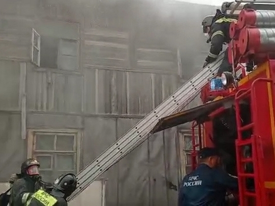 При пожаре в жилом доме Хабаровска спасены двое