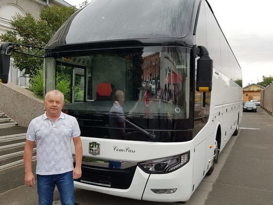 Металлоинвест подарил автобус новотроицкому футбольному клубу