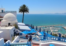 Тунис временно отказался принимать российских туристов
