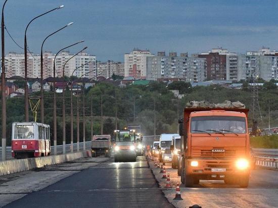 В Омске начали укладку асфальта Октябрьского моста