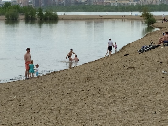В жару новосибирцы толпами собираются на пляжах: общепит негодует