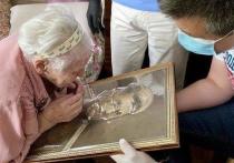 Возможность снова "увидеть" любимого мужа подарили 97-летней жительнице Раменского Раисе Скворцовой местные общественники