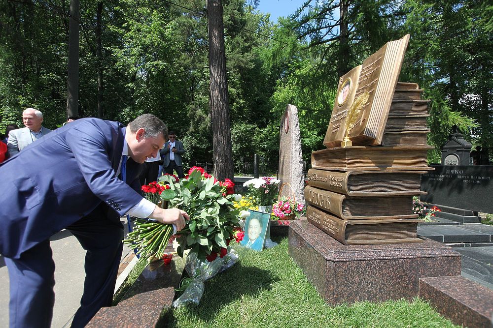 На Кунцевском кладбище установили памятник Андрею Дементьеву