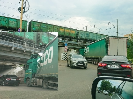 В Ярославле многотонная фура застряла под мостом