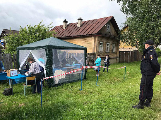 В Костроме идет второй день голосования: ручки-санитайзеры, палатки на улицах и лидеры мнений на участках