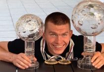 Александр Большунов получил большой Хрустальный глобус за победу, которую он одержал в марте