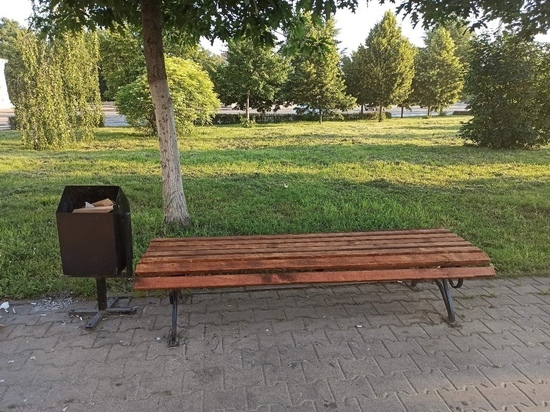 Орловец за свой счет обновил скамейки в сквере Ермолова