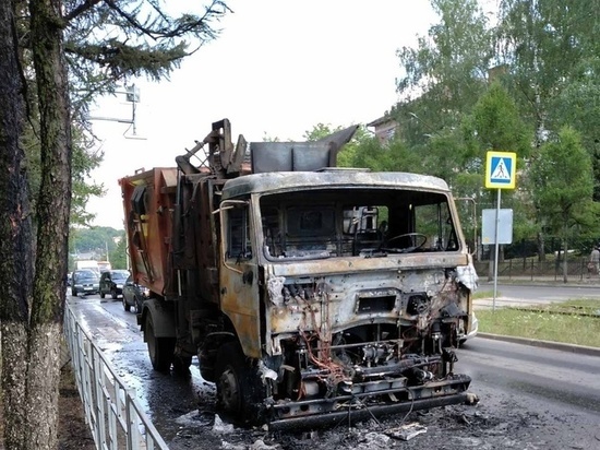 В Смоленске на Нахимова практически полностью сгорел мусоровоз