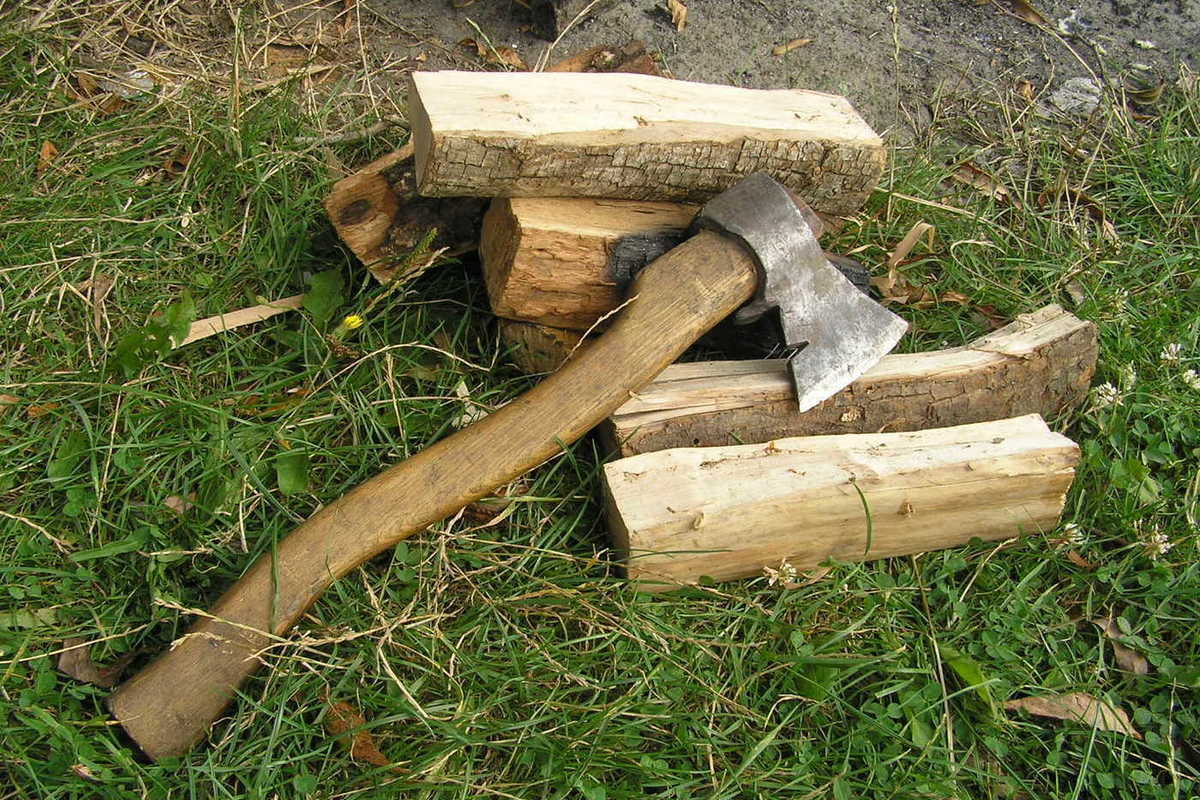 Топор для рубки дров и деревьев