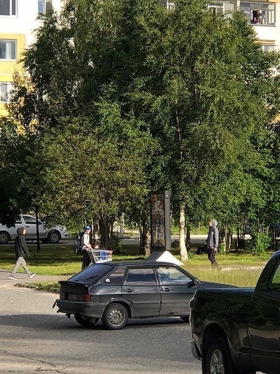 Подростки катались на «угнанной» тележке в сквере Ноябрьска