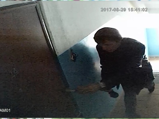 Житель Ноябрьска заливал мочой дверные замки