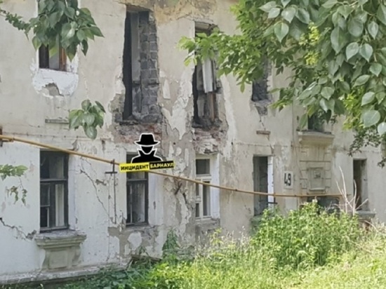 Барнаульцы жалуются на взрывоопасный дом