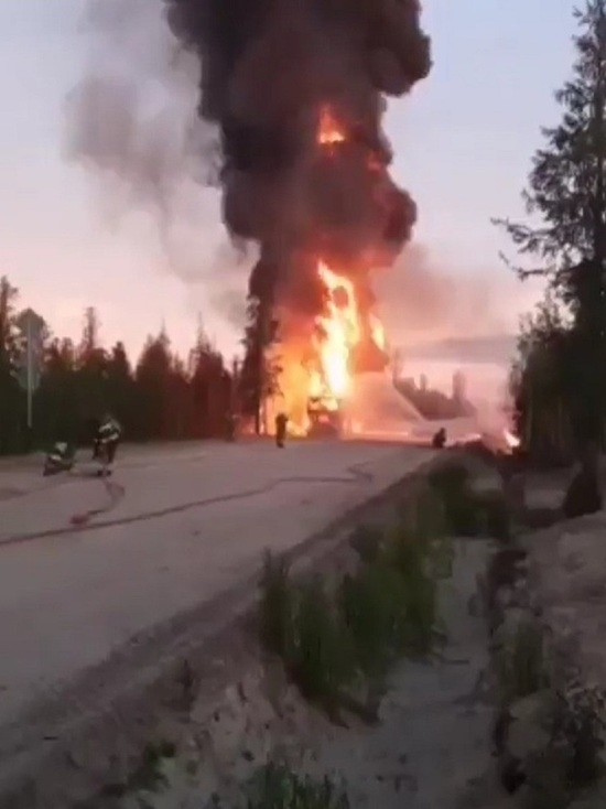 Бушует пламя: в Новом Уренгое сгорели бензовоз и «Газель»