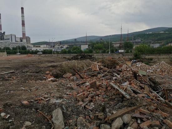 Экоактивисты: строительный мусор с ХМЗ не вывозят, а разравнивают по земле