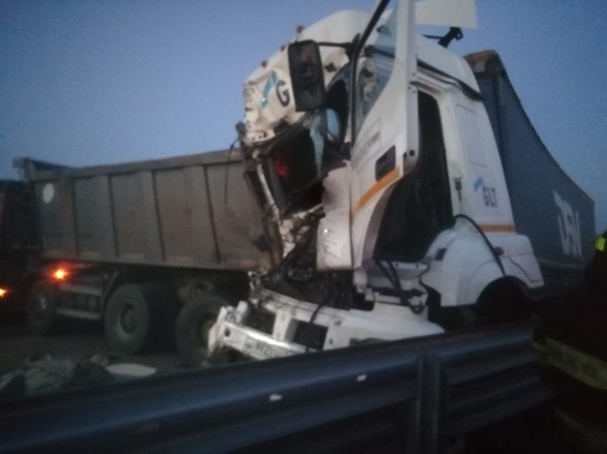 Накануне в Тульской области на М-4 «Дон» столкнулись два грузовика