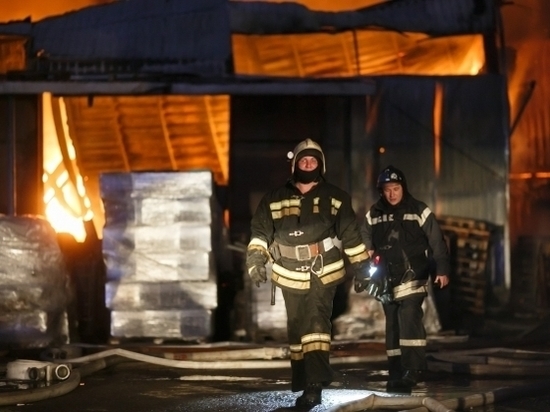 В Волгоградской области сгорели деревянные дом, гараж и баня