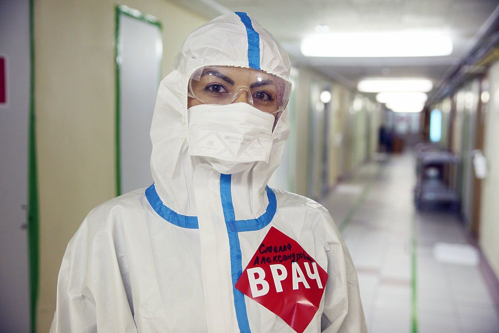 В «красной зоне» продолжают войну с коронавирусом: героические фото врачей 
