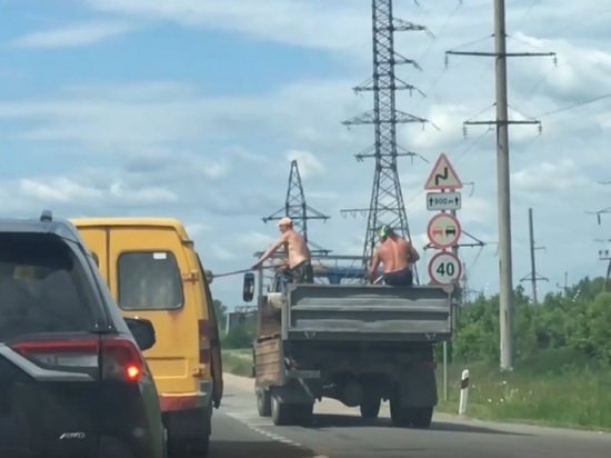 Дорожные рабочие заинтриговали костромских водителей