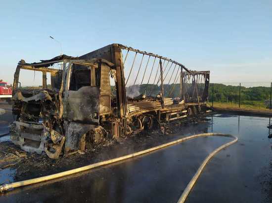 LADA Priora и огромная фура сгорели в Смоленской области за сутки