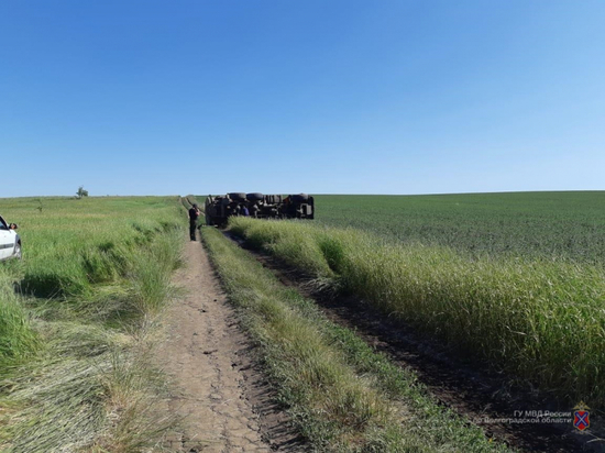 В Волгоградской области на грунтовой дороге опрокинулся КамАЗ В Волгоградской области на грунтовой дороге опрокинулся КамАЗ