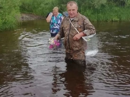 В отдаленные деревни Ярославской области к избирателям ходят даже через реку