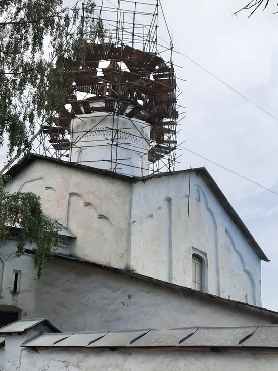 С псковской церкви сняли купол